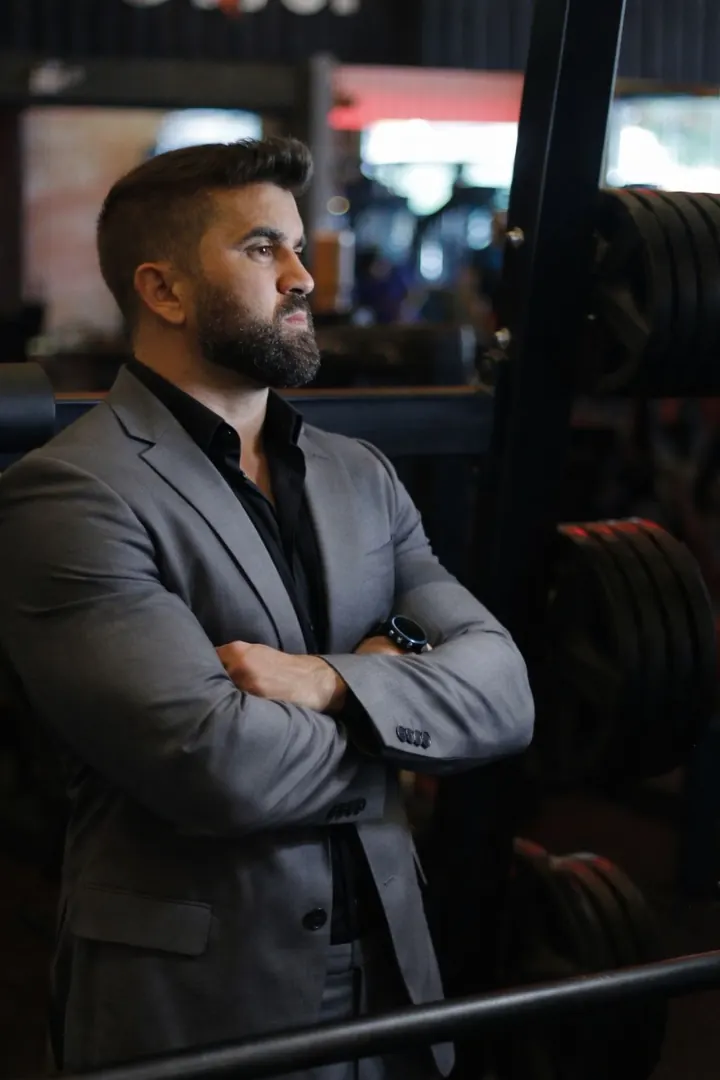 Rafael Move em ambiente de academia premium